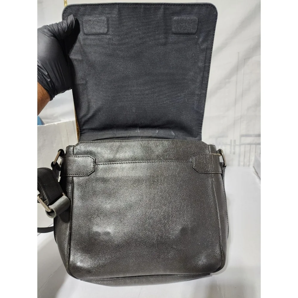 Louis Vuitton Taiga Andrei Messenger/Crossbody Bag Dark Grey